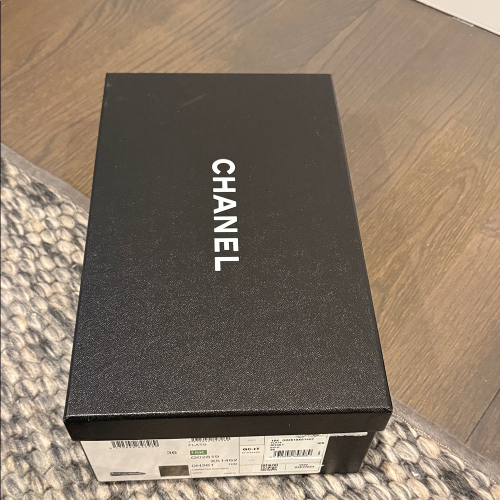 CHANEL Women's Black and Gold ballet flats - Picture 9 of 10